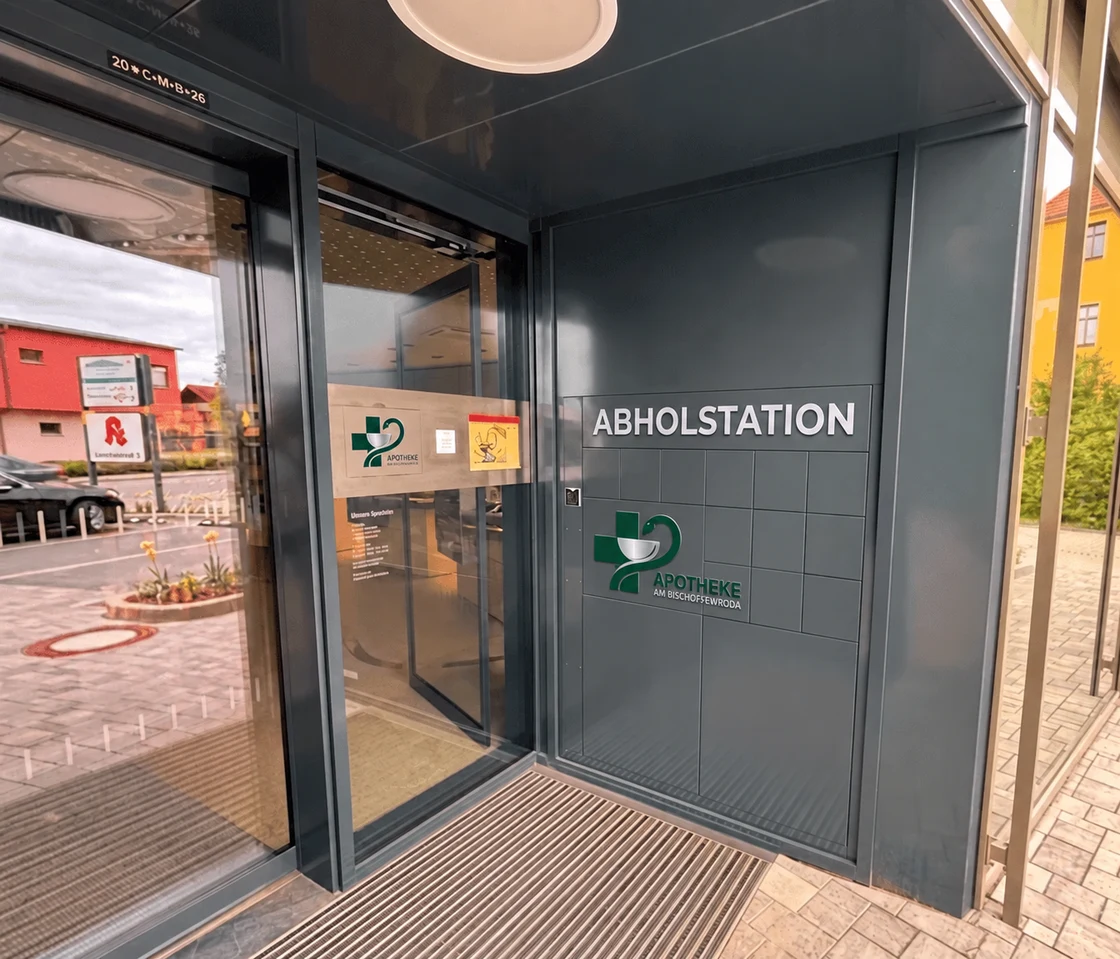Eingebaute Abholstation an einer Apotheke