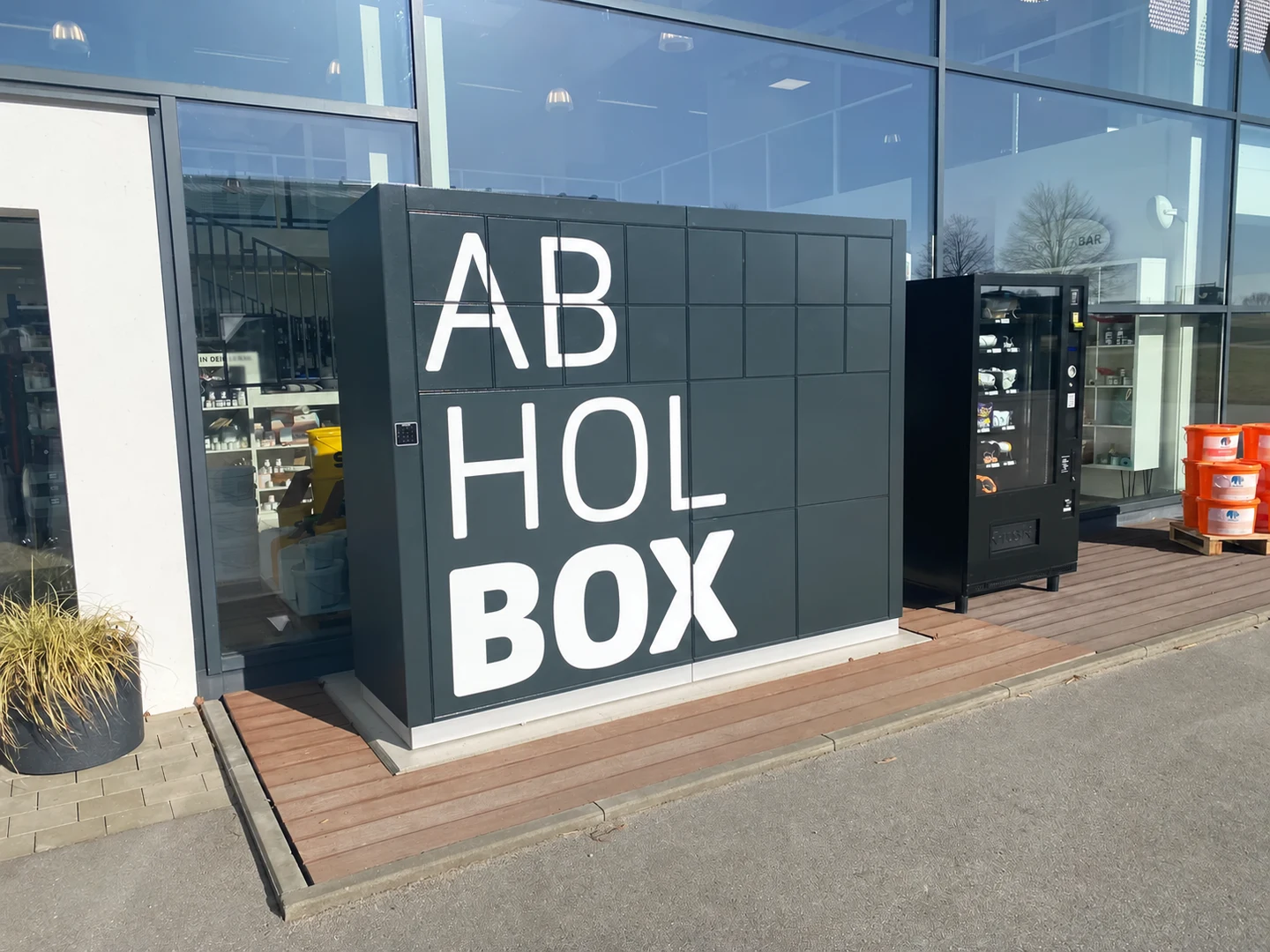 Abholbox vor einem Handelsbetrieb