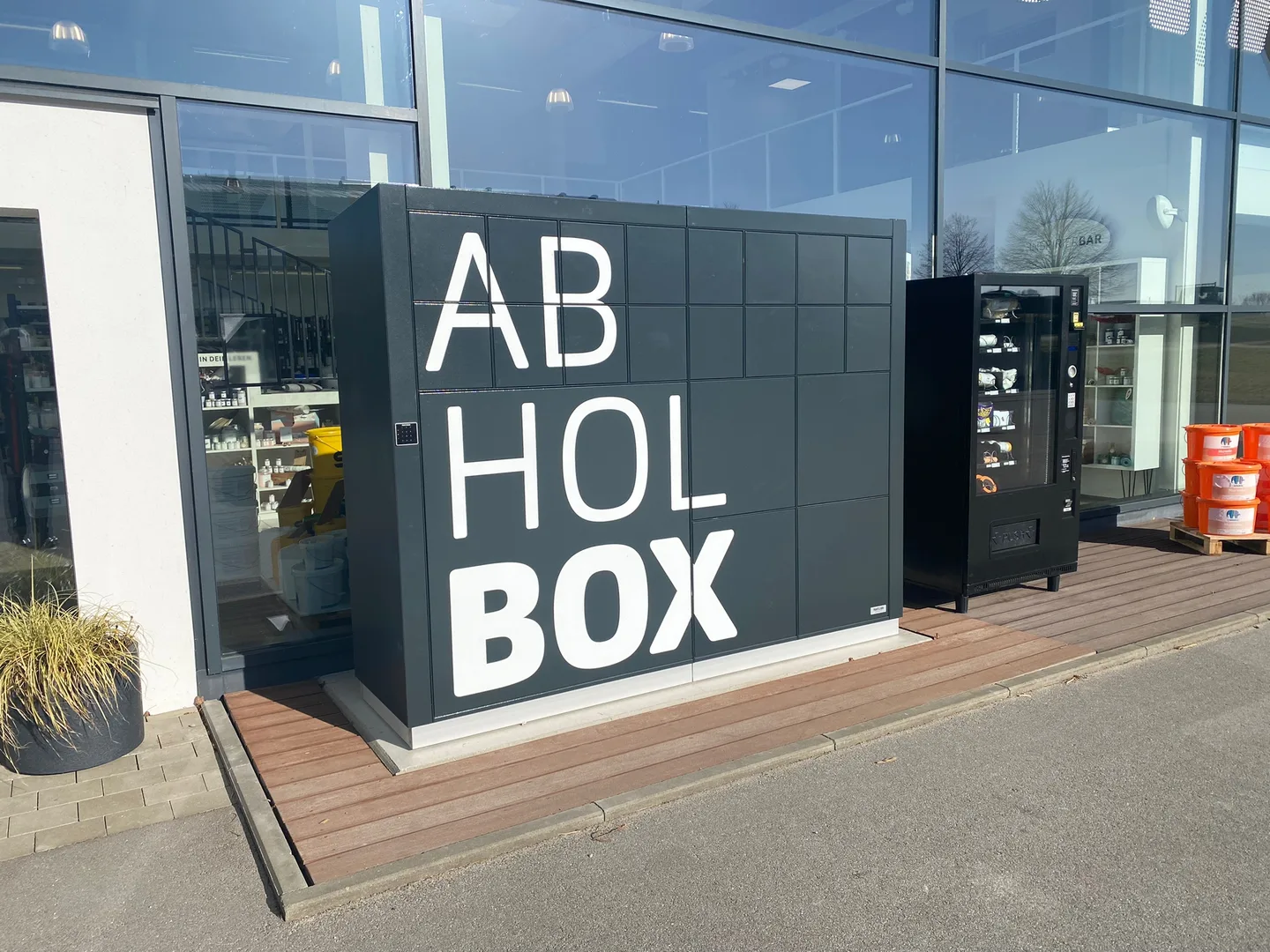 Originalaufnahme einer Abholbox vor einem Handelsbetrieb